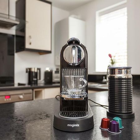 Stunning Contemporary Apartment - Free Parking - 5 Minute Walk To The Beach - Great Location - Fast Wifi - Smart Tv With Netflix Included - Contractor Friendly - Perfect For Short And Long Stays Bournemouth Zewnętrze zdjęcie
