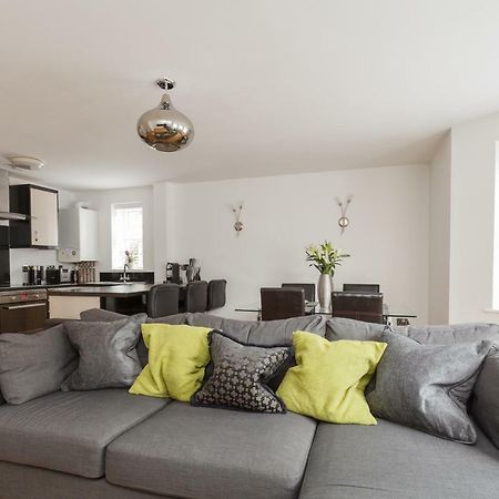 Stunning Contemporary Apartment - Free Parking - 5 Minute Walk To The Beach - Great Location - Fast Wifi - Smart Tv With Netflix Included - Contractor Friendly - Perfect For Short And Long Stays Bournemouth Zewnętrze zdjęcie