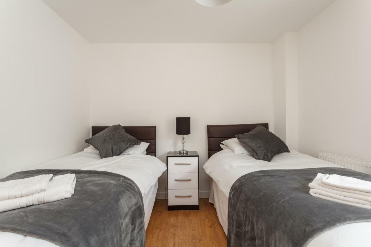 Stunning Contemporary Apartment - Free Parking - 5 Minute Walk To The Beach - Great Location - Fast Wifi - Smart Tv With Netflix Included - Contractor Friendly - Perfect For Short And Long Stays Bournemouth Zewnętrze zdjęcie