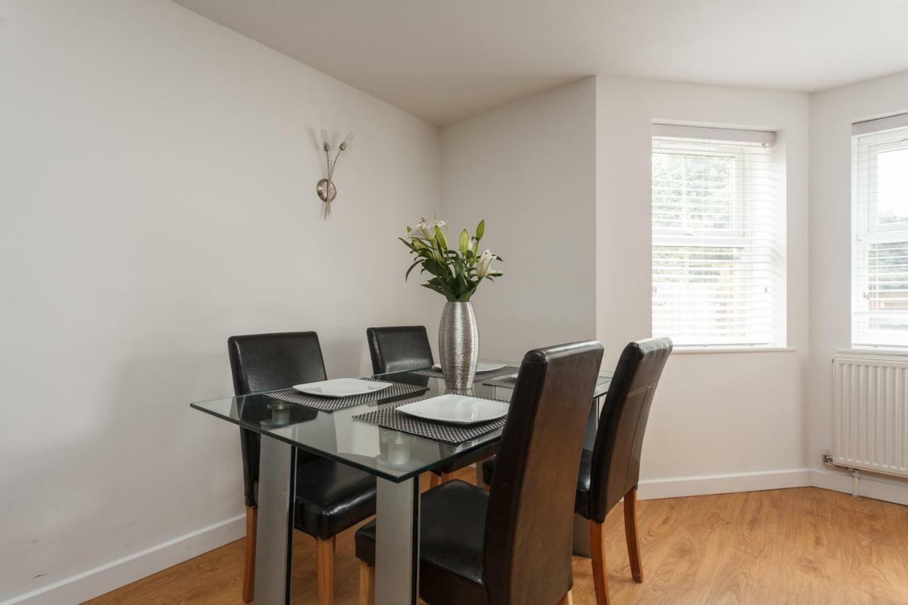 Stunning Contemporary Apartment - Free Parking - 5 Minute Walk To The Beach - Great Location - Fast Wifi - Smart Tv With Netflix Included - Contractor Friendly - Perfect For Short And Long Stays Bournemouth Zewnętrze zdjęcie