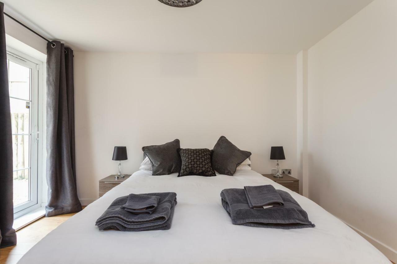 Stunning Contemporary Apartment - Free Parking - 5 Minute Walk To The Beach - Great Location - Fast Wifi - Smart Tv With Netflix Included - Contractor Friendly - Perfect For Short And Long Stays Bournemouth Zewnętrze zdjęcie