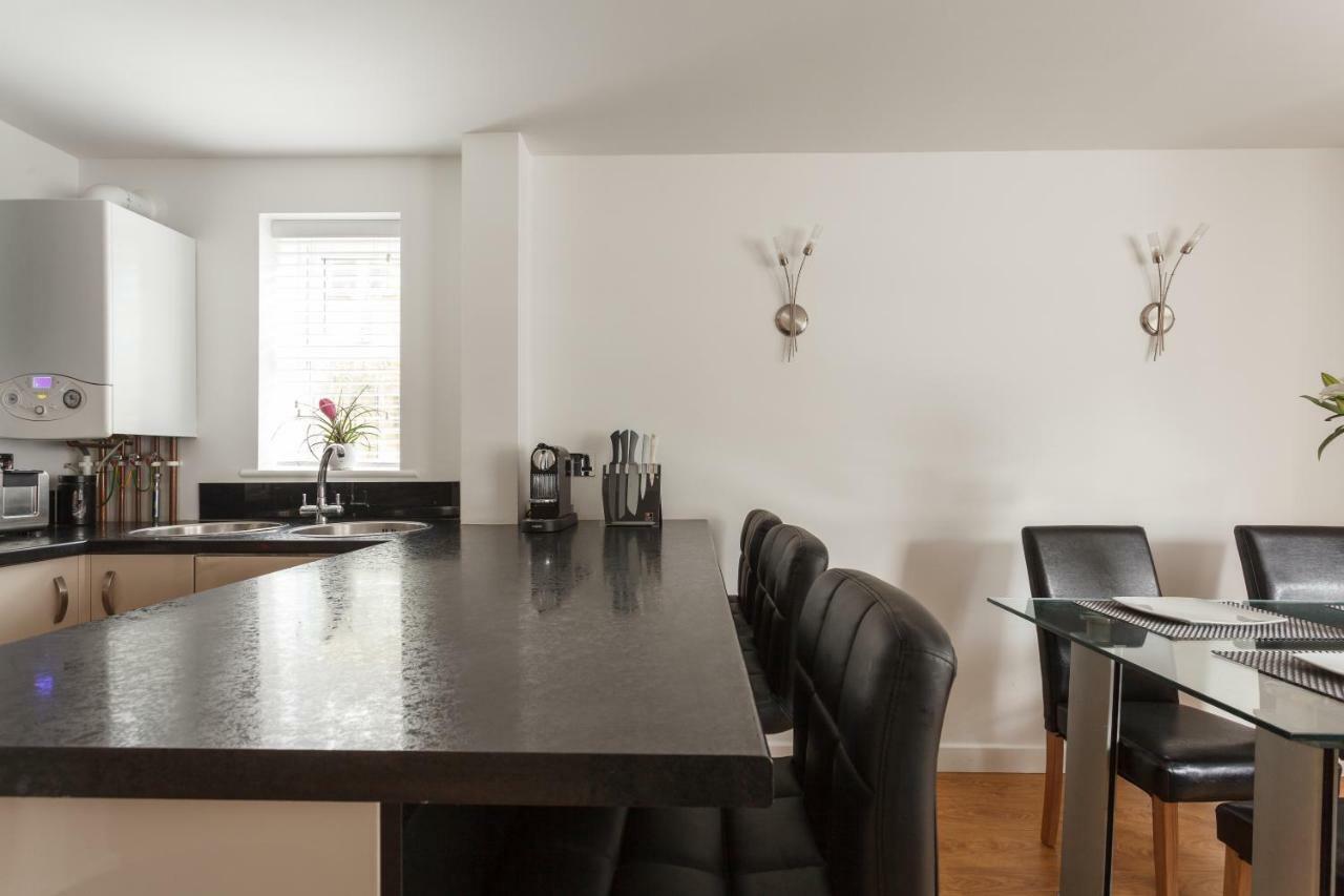 Stunning Contemporary Apartment - Free Parking - 5 Minute Walk To The Beach - Great Location - Fast Wifi - Smart Tv With Netflix Included - Contractor Friendly - Perfect For Short And Long Stays Bournemouth Zewnętrze zdjęcie