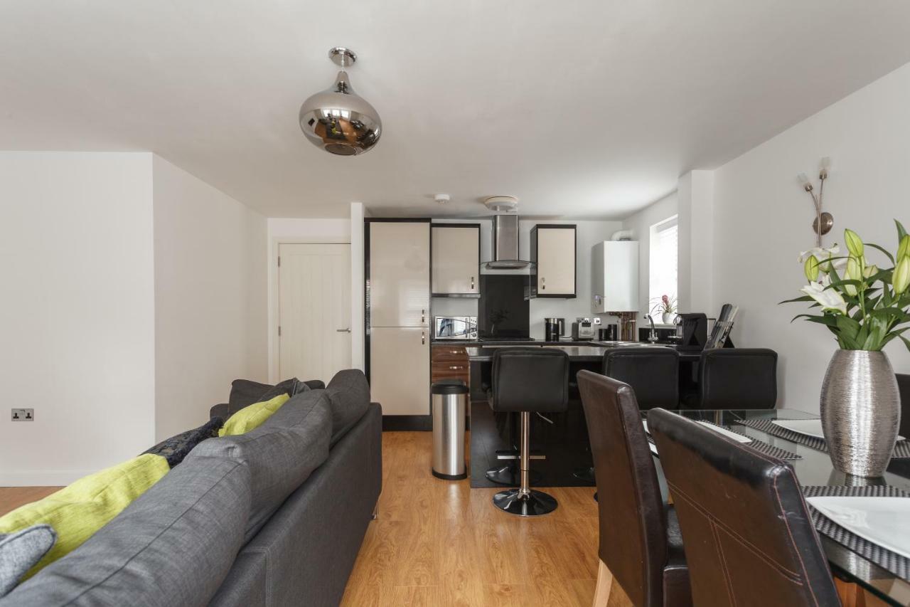 Stunning Contemporary Apartment - Free Parking - 5 Minute Walk To The Beach - Great Location - Fast Wifi - Smart Tv With Netflix Included - Contractor Friendly - Perfect For Short And Long Stays Bournemouth Zewnętrze zdjęcie