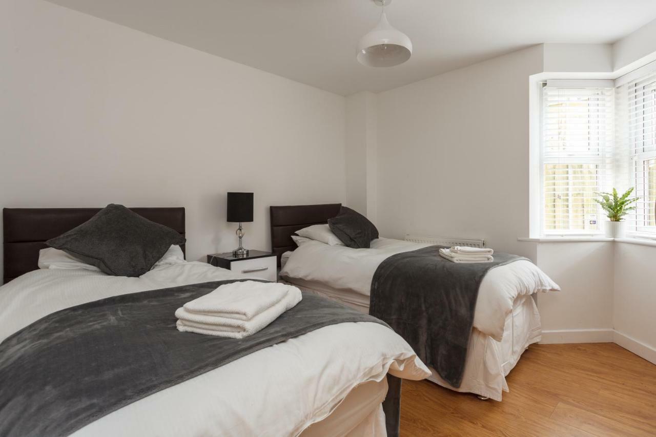 Stunning Contemporary Apartment - Free Parking - 5 Minute Walk To The Beach - Great Location - Fast Wifi - Smart Tv With Netflix Included - Contractor Friendly - Perfect For Short And Long Stays Bournemouth Zewnętrze zdjęcie