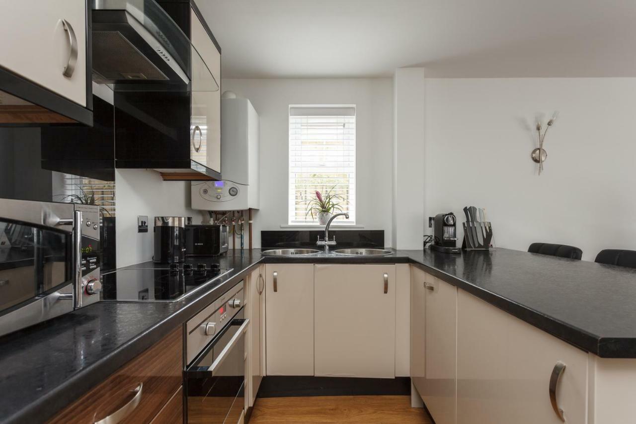 Stunning Contemporary Apartment - Free Parking - 5 Minute Walk To The Beach - Great Location - Fast Wifi - Smart Tv With Netflix Included - Contractor Friendly - Perfect For Short And Long Stays Bournemouth Zewnętrze zdjęcie