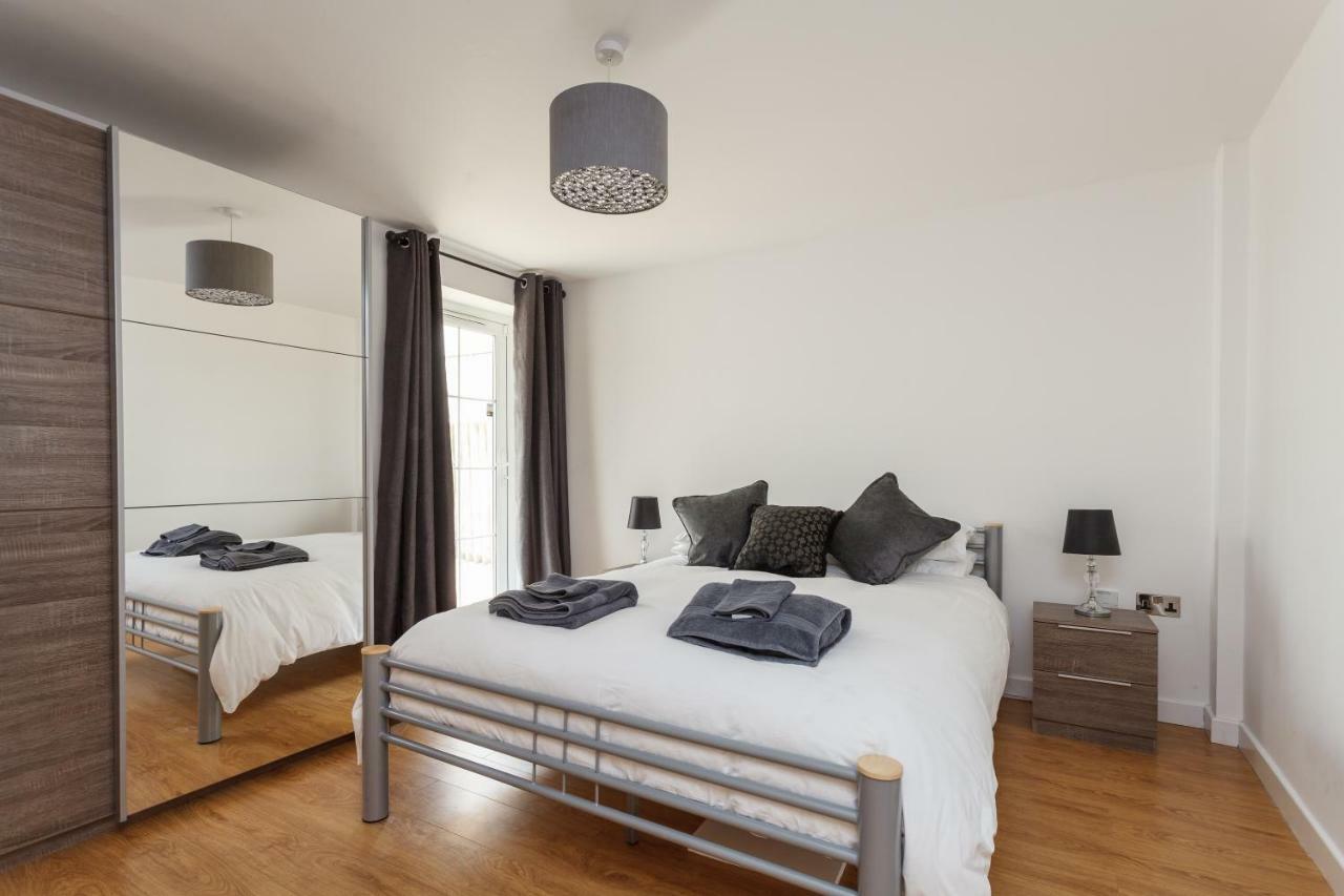 Stunning Contemporary Apartment - Free Parking - 5 Minute Walk To The Beach - Great Location - Fast Wifi - Smart Tv With Netflix Included - Contractor Friendly - Perfect For Short And Long Stays Bournemouth Zewnętrze zdjęcie