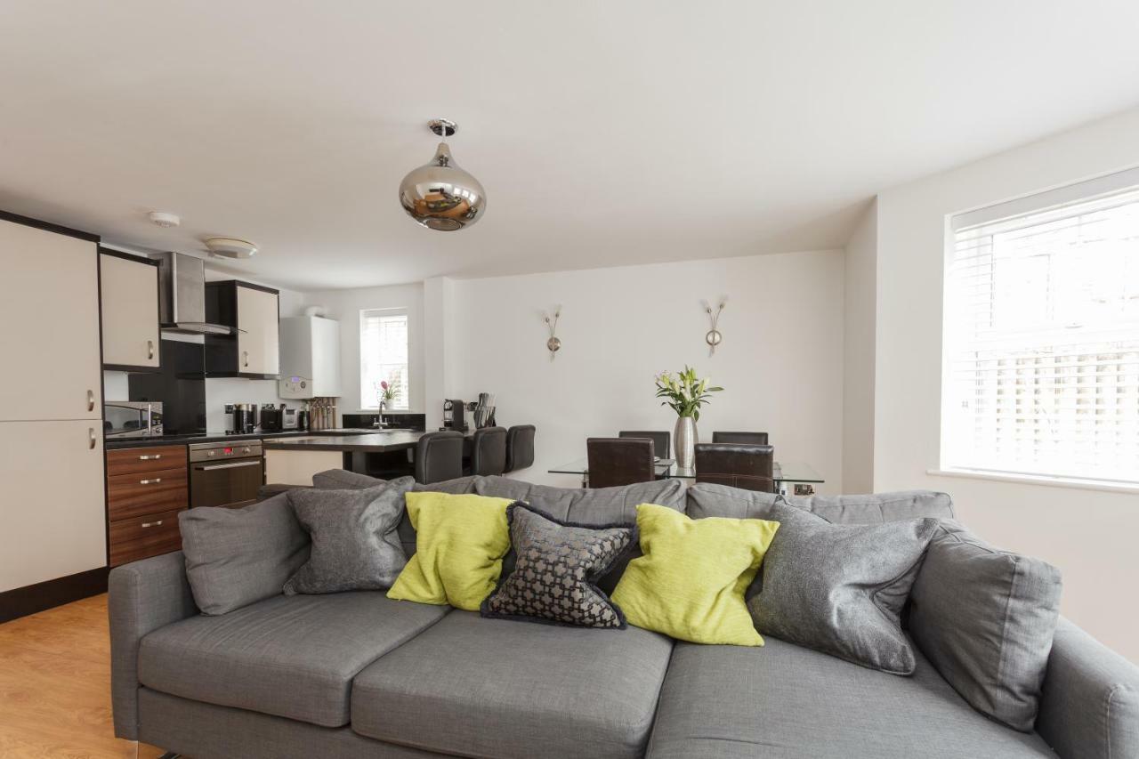 Stunning Contemporary Apartment - Free Parking - 5 Minute Walk To The Beach - Great Location - Fast Wifi - Smart Tv With Netflix Included - Contractor Friendly - Perfect For Short And Long Stays Bournemouth Zewnętrze zdjęcie